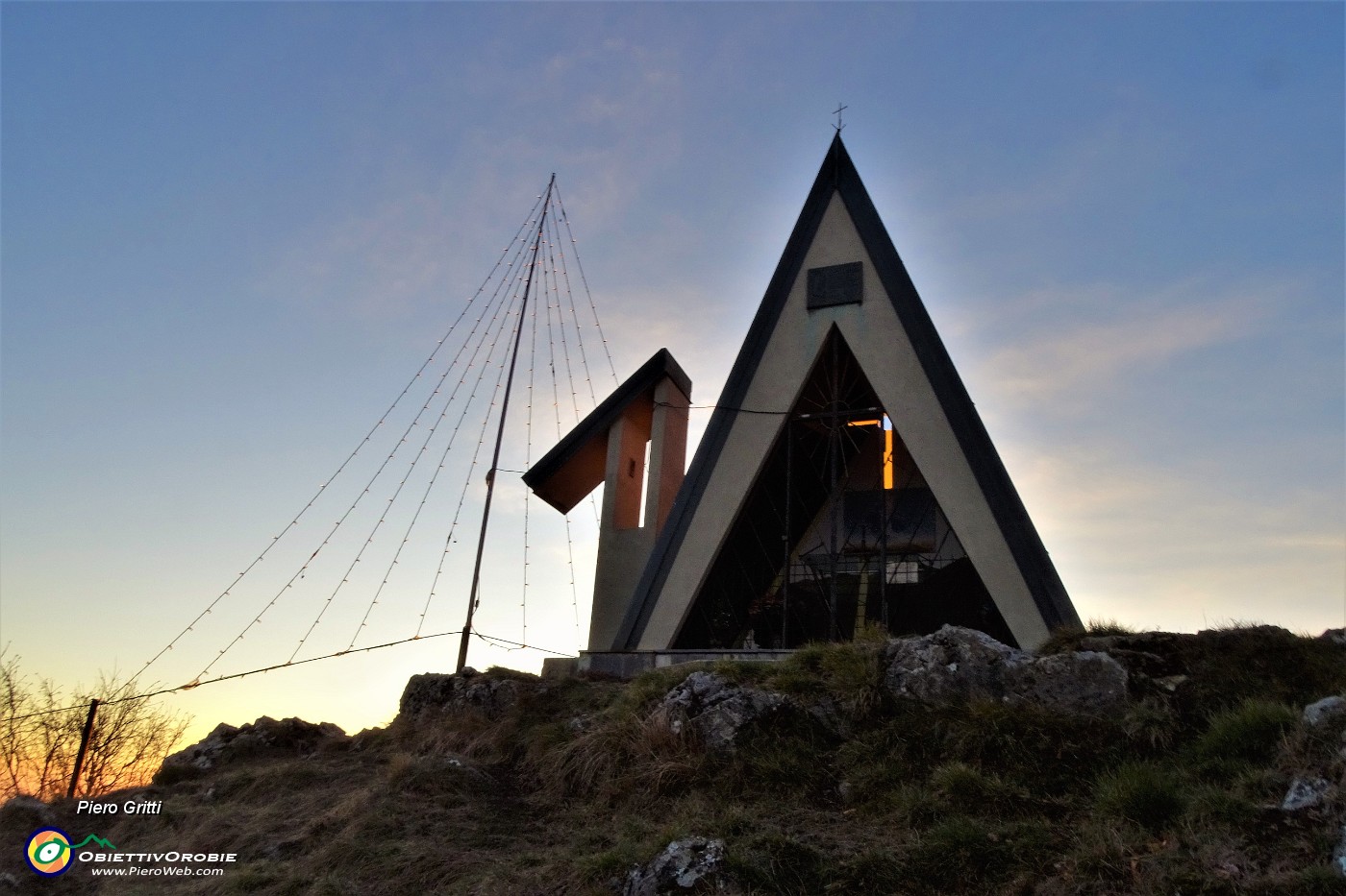 96 Tramonto alla cappella del Pizzo Cerro (1285 m).JPG